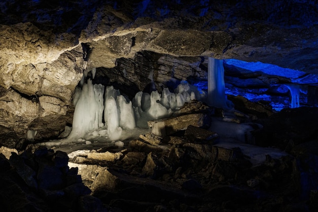 Grottes de glace de Kungur en été avec éclairage artificiel