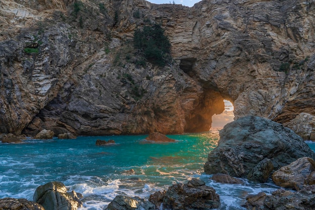 Photo grottes et mer d'une beauté unique à alanya, turquie