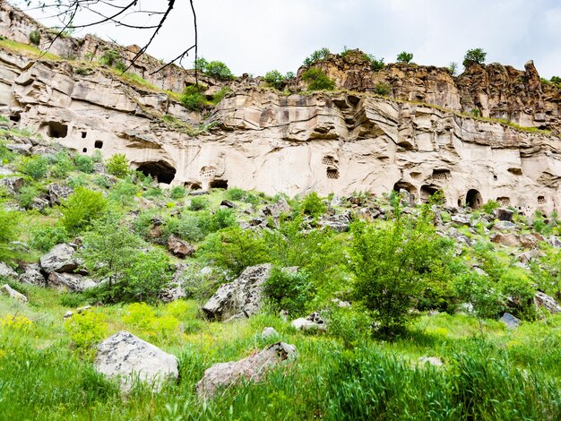 Grottes taillées dans la vallée d'Ihlara en Cappadoce