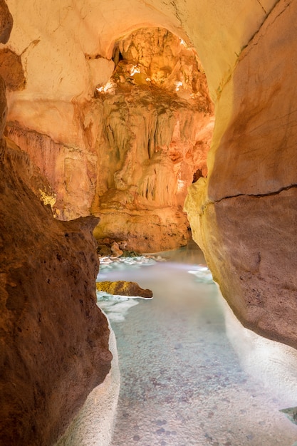 Grottes tunnels grutas da Moeda avec de l'eau. Créé par la nature.