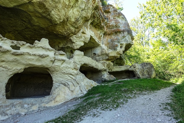 Grottes de la ville de TepeKermen à Bakhchisarai Crimée Russie Montagnes de Crimée