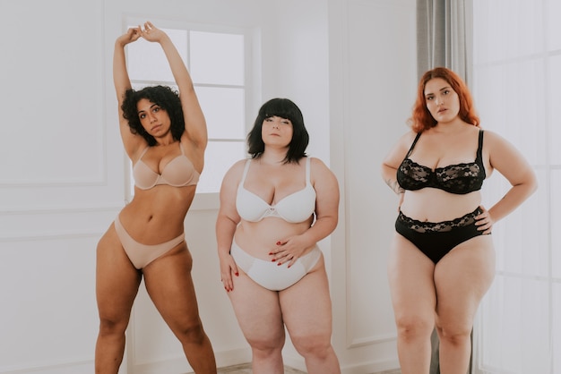 Groupe de 3 femmes surdimensionnées posant en studio