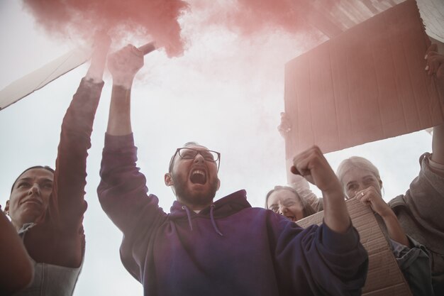 Groupe d'activistes donnant des slogans lors d'un rassemblement hommes et femmes marchant ensemble dans une manifestation