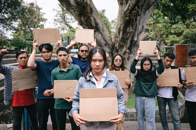 Groupe d'activistes tenant un carton vierge pendant un rassemblement ou une manifestation
