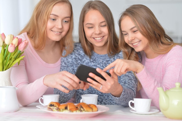 Groupe d'adolescentes avec smartphone