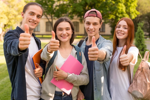 Photo un groupe d'adolescents heureux d'être de retour à l'université