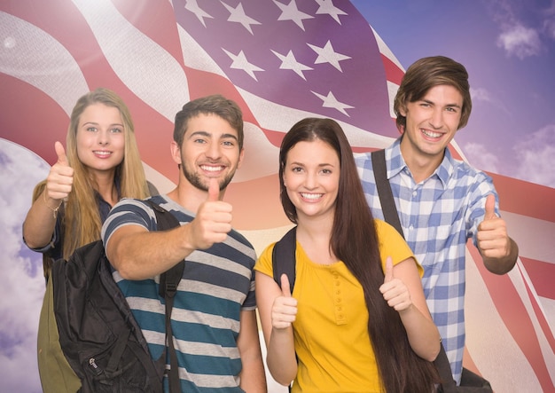 Groupe d'adolescents heureux montrant le signe du pouce levé contre le drapeau américain