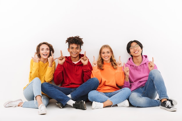 Photo groupe d'adolescents joyeux isolés