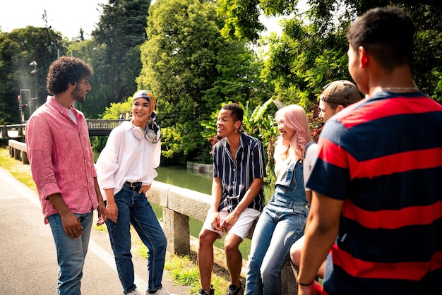 Photo un groupe d'adolescents multiethniques passant du temps à l'extérieur et s'amusant