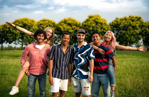 Un groupe d'adolescents multiethniques passe du temps à l'extérieur pour un pique-nique dans le parc.