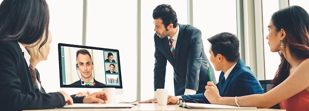 Groupe d'affaires d'appel vidéo se réunissant sur un lieu de travail virtuel ou un bureau distant