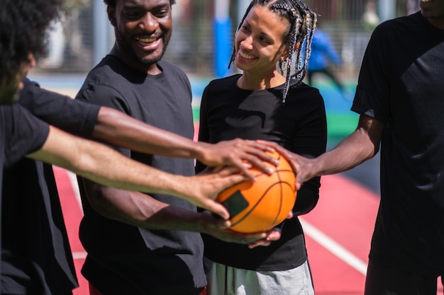 Groupe d'afro s'amusant ensemble à faire du sport