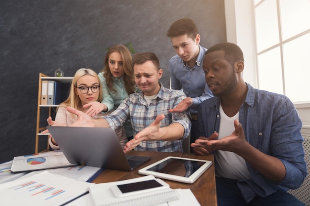 Groupe d'agents professionnels choqués regardant et faisant des gestes à l'écran de l'ordinateur, a perdu l'appel d'offres, erreur de programme, espace de copie