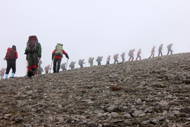 groupe d'alpinistes escalade