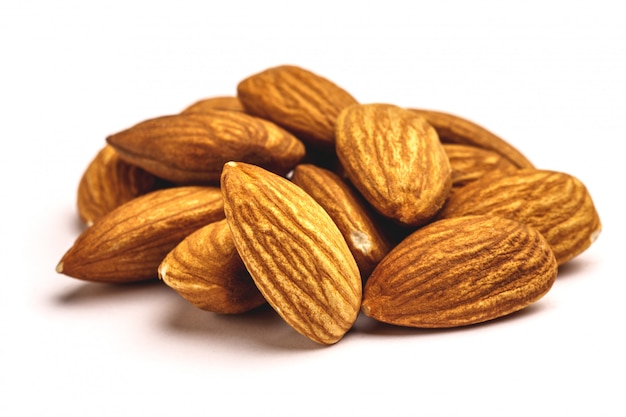 Groupe d'amandes isolé sur blanc