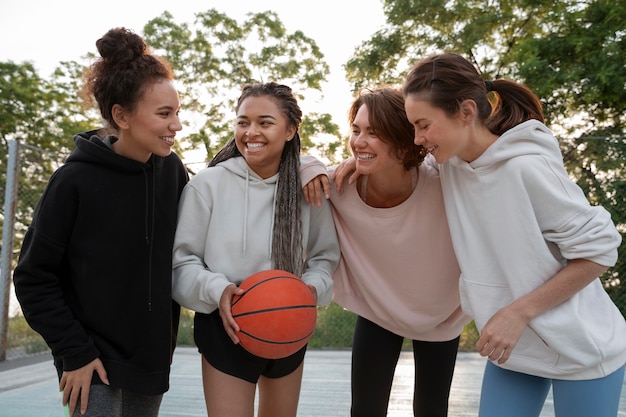 Photo groupe d'amies jouant au basket