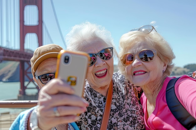 Un groupe d'amis âgées se font un selfie pendant les vacances d'été.