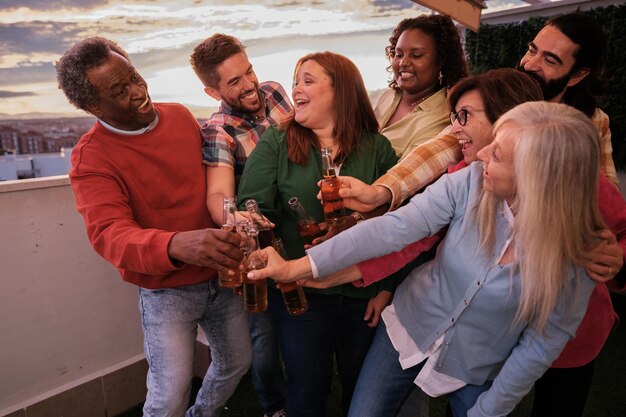 Un groupe d'amis d'âges différents qui font un toast et célèbrent ensemble avec joie.