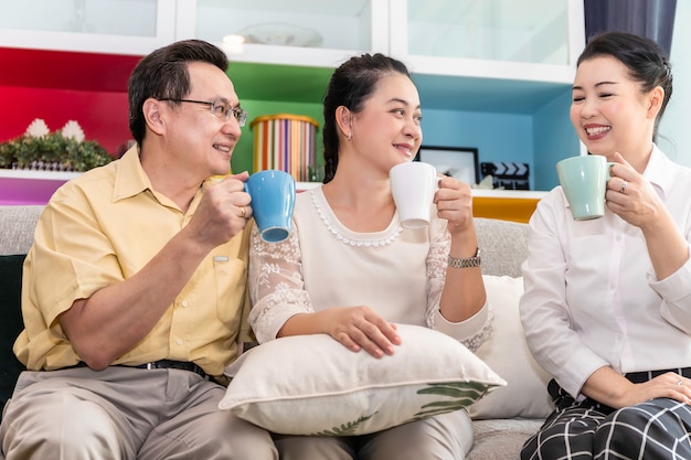 Photo groupe d'amis aînés retraités asiatiques réunion et boire du café dans une maison de soins infirmiers.