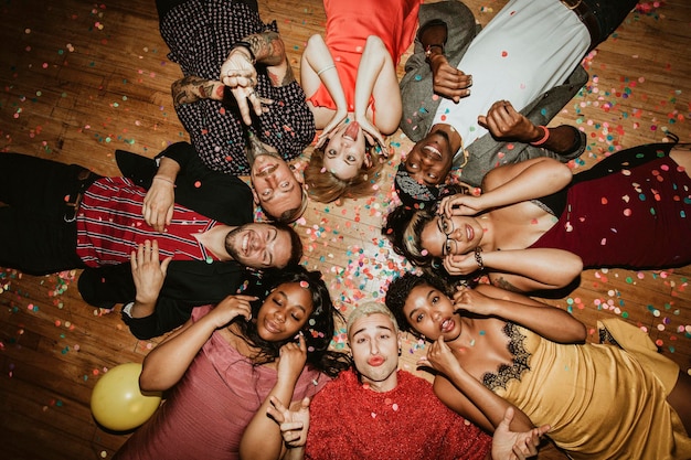 Groupe d'amis allongés sur le sol lors d'une fête