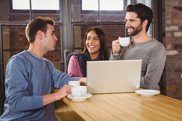 Groupe d&#39;amis, appréciant un café