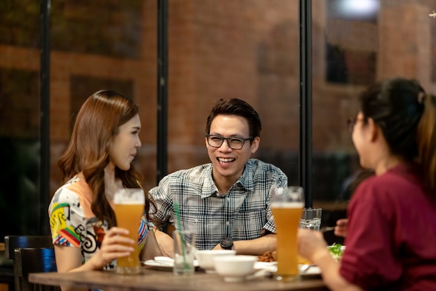 Photo groupe d'amis asiatiques qui sortent ensemble pour discuter