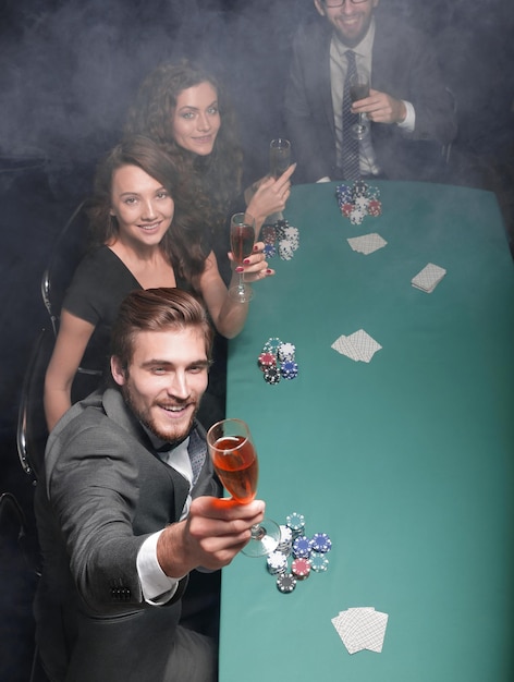 Groupe d'amis assis à une table de casino