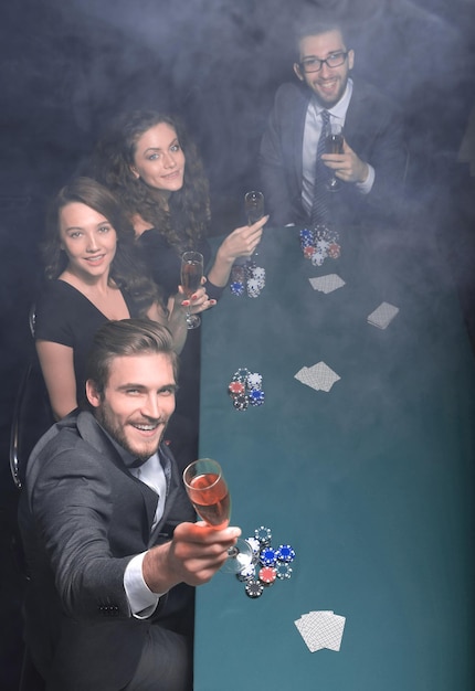Groupe d'amis assis à une table de casino