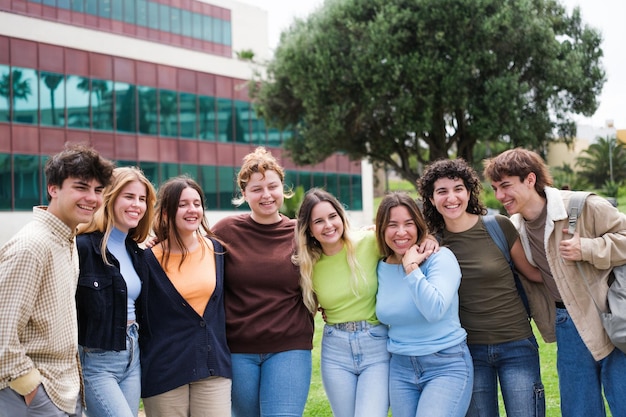 Groupe d'amis ayant étudié ensemble à la bibliothèque universitaire