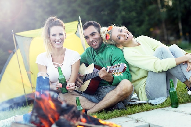 groupe d'amis ayant un feu de camp