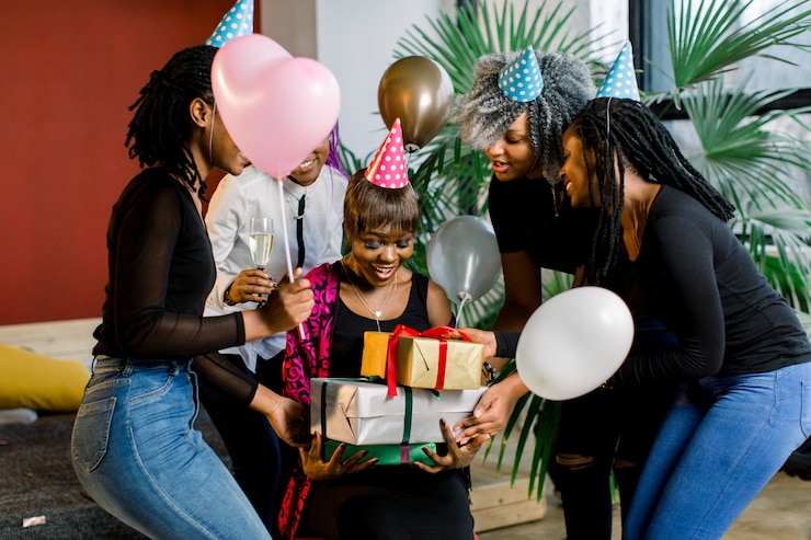 Photo groupe d'amis avec des ballons et des cadeaux célébrant l'anniversaire