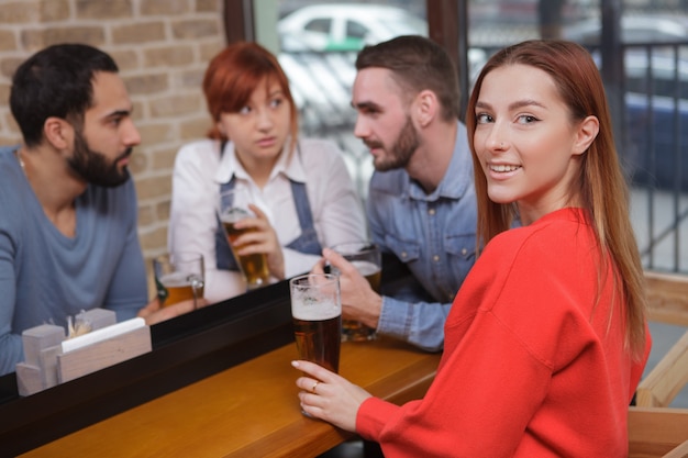 Groupe d'amis, boire de la bière au pub ensemble