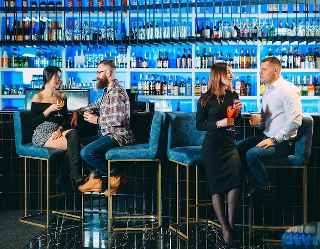 Un groupe d'amis boit de l'alcool dans un bar