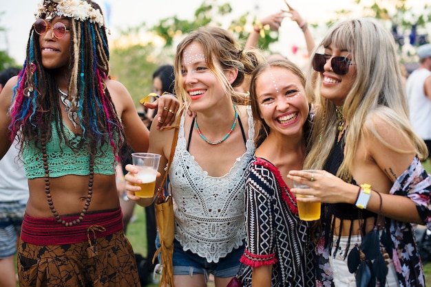 Groupe d&#39;amis buvant de la bière profitant d&#39;un festival de musique ensemble