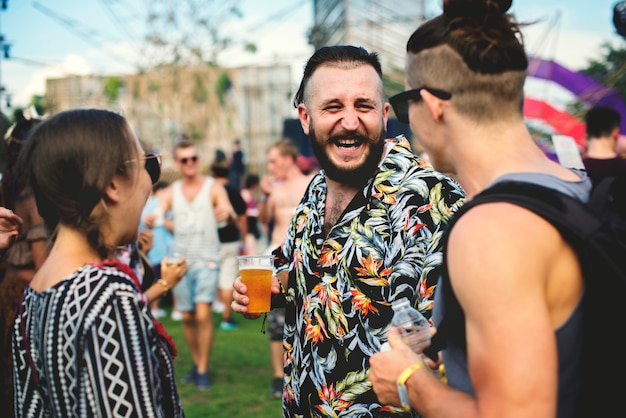 Groupe d&#39;amis buvant de la bière profitant d&#39;un festival de musique ensemble