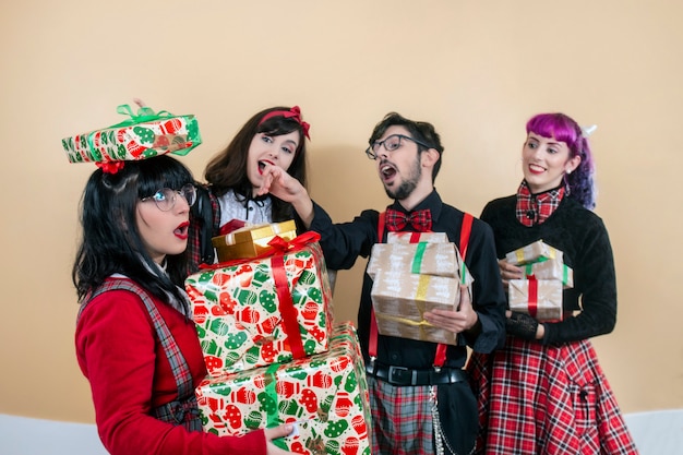 Photo groupe d'amis avec des cadeaux