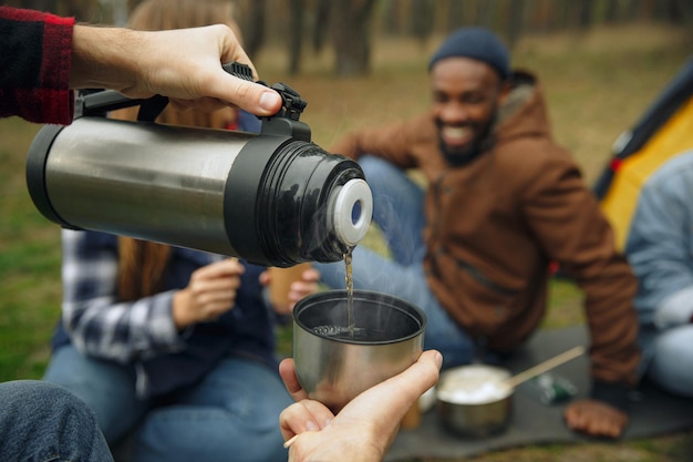 Groupe D'amis En Camping Ou En Randonnée En Automne