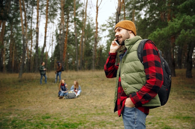 Groupe d'amis en camping ou en randonnée en automne