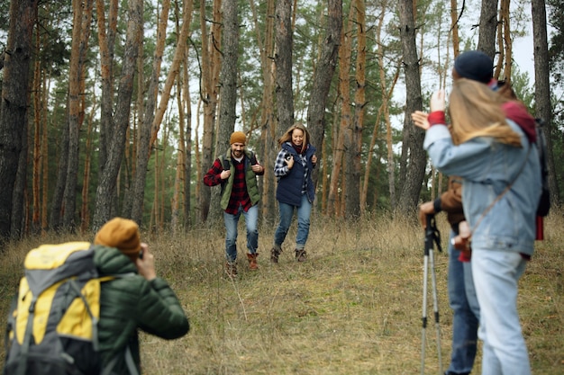 Groupe d'amis en camping ou en randonnée en automne