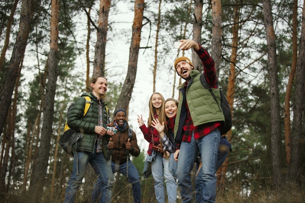 Groupe d'amis en camping ou en randonnée en automne