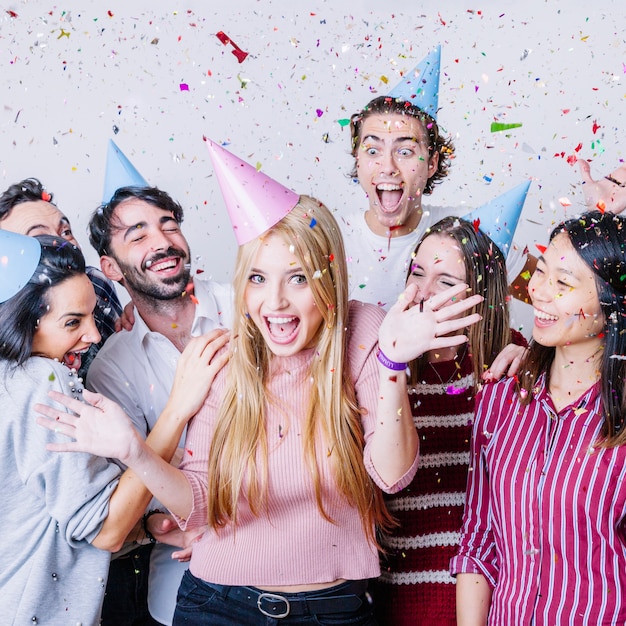 Groupe d&#39;amis célébrant l&#39;anniversaire avec des confettis