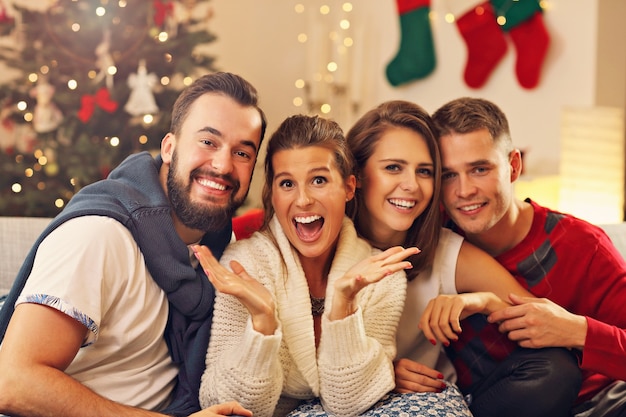 groupe d'amis célébrant Noël à la maison