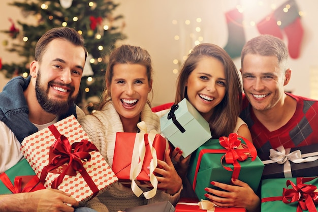 groupe d'amis célébrant Noël à la maison