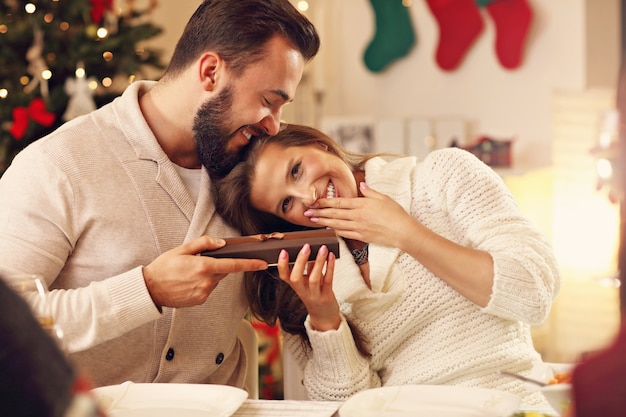 groupe d'amis célébrant Noël à la maison