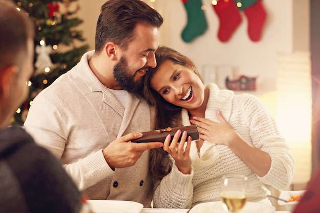 groupe d'amis célébrant Noël à la maison