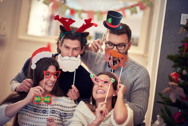 groupe d'amis célébrant Noël à la maison