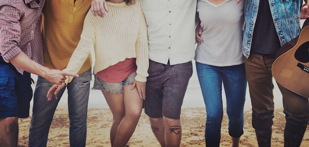 Photo groupe d'amis concept de vacances d'été ensemble