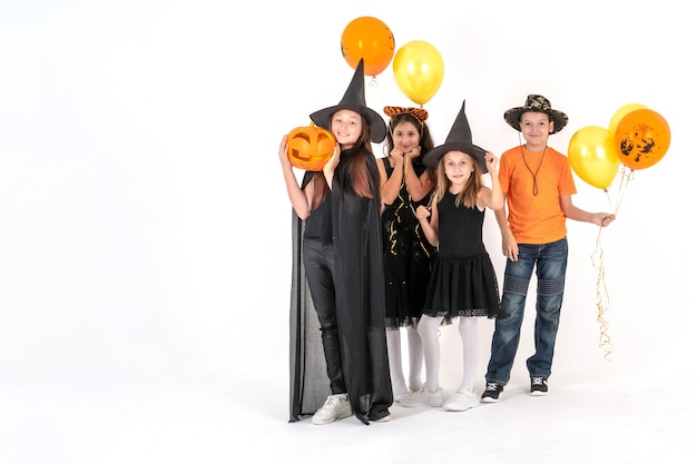 groupe d'amis costumés pour Halloween