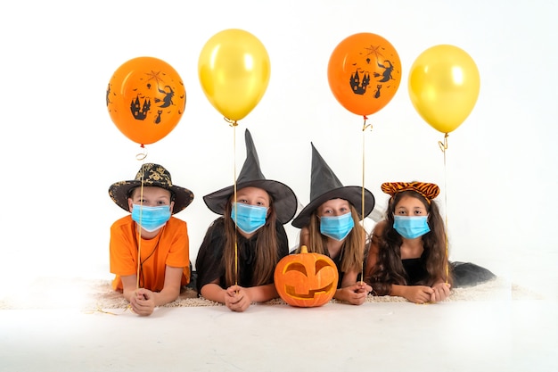 groupe d'amis costumés pour Halloween