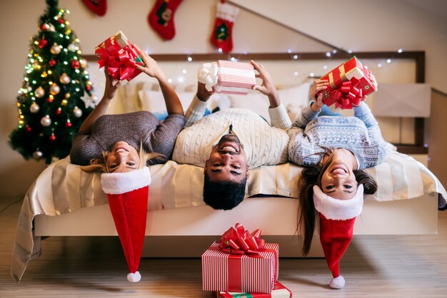 Groupe d'amis en course pour célébrer Noël ensemble.